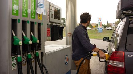 Une station-service à Carcassonne (Aude), le 29 octobre 2022. (JUSTINE BONNERY / HANS LUCAS / AFP)