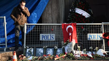 Des fleurs déposées en hommage aux victimes devant l'entrée de la discothèque dans laquelle un attentat a été commis pendant le réveillon du Nouvel An, le 2 janvier 2017 à Istanbul (Turquie). (OZAN KOSE / AFP)