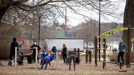 Malgré l'épidémie de coronavirus, les autorités suédoises conseillent de maintenir une activité physique, comme ici, dans un parc du centre de Stockholm, le 1er avril 2020.&nbsp; (JESSICA GOW / TT NEWS AGENCY)