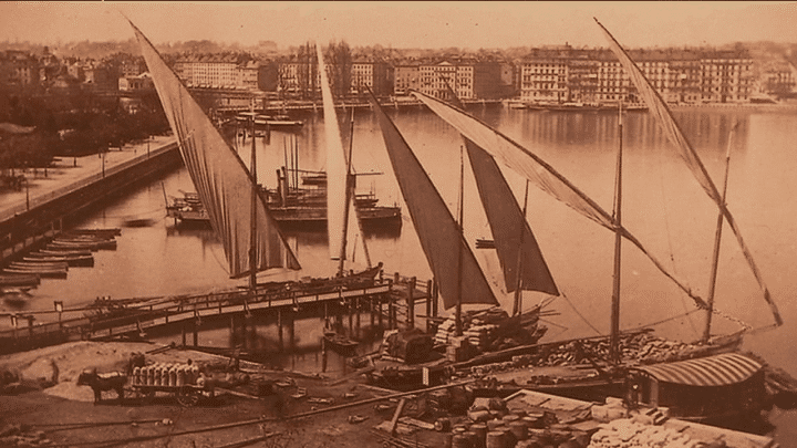 Dès le xve siècle, les archives de Savoie mentionnent la présence de barques sur le Léman, largement inspirées par l’architecture des galères qui les ont précédées sur le lac
 (France 3 / Culturebox)