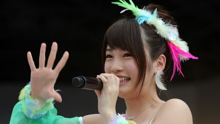 Rina Kawaei, une des membres du groupe de pop japonais&nbsp;AKB48, le 8 juin 2013 &agrave;&nbsp;Yokohama (Japon).&nbsp; (TOSHIFUMI KITAMURA / AFP)