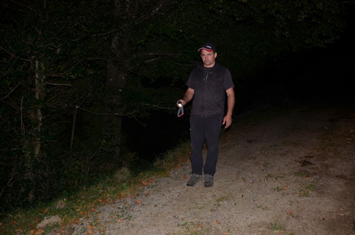 Olivier Maurin, chef de file des opposants à l'ours, le 29 septembre 2018 sur les hauteurs de la vallée d'Aspe. (THOMAS BAIETTO / FRANCEINFO)