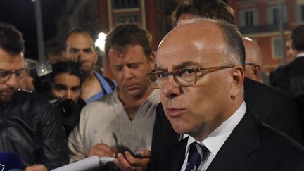 Bernard Cazeneuve sur le lieu de l'attentat à Nice (Alpes-Maritimes), le 15 juillet 2016. (BORIS HORVAT / AFP)