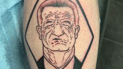 Le tatouage qui reproduit la caricature du dessinateur Marsault. (DOMINIQUE LEFRANÇOIS / RADIOFRANCE)