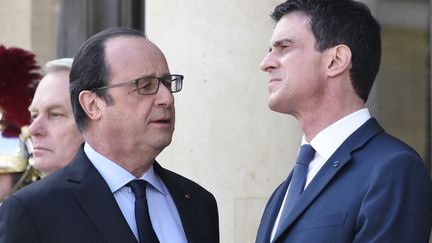 François Hollande et Manuel Valls,&nbsp;au Palais de l'Elysée, le 12 mars 2016. (DOMINIQUE FAGET / AFP)