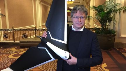 &nbsp; (Henri Seydoux, PDG de Parrot, présente son nouveau drone à Las Vegas © JC)