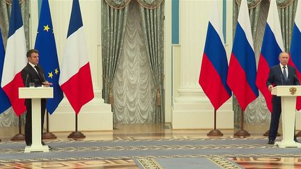 Après la Russie, Emmanuel Macron est&nbsp;arrivé&nbsp;mardi 8 février en Ukraine pour rencontrer le président&nbsp;Volodymyr&nbsp;Zelensky.&nbsp;La veille, il s'est entretenu pendant plus de cinq heures avec Vladimir Poutine.&nbsp;Il a donné quelques détails sur la teneur de leur conversation.&nbsp; (FRANCE 2)