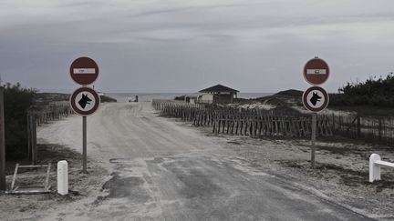 Michel Houellebecq ne fait pas qu'écrire des romans et de la poésie. Il joue au cinéma… et il fait de la photographie. Le Palais de Tokyo l'invite à exposer ses obsessions avec des sons, des photographies, des installations et des films de lui et d'autres artistes invités.  Il espère dégager un "romantisme crépusculaire intrusif" qui incite à une deuxième visite (jusqu'au 11 septembre 2016). Ici, Michel Houellebecq, "France #017".
 (Courtesy de l&#039;artiste et Air de Paris)