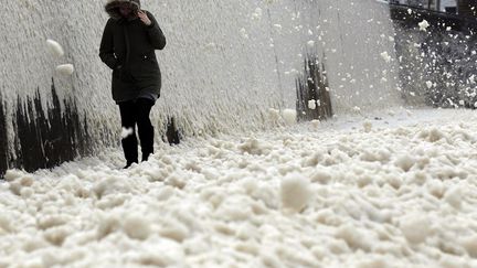 Non il ne neige pas en Irlande mais des vents violents ont provoqu&eacute; une d&eacute;ferlante d'&eacute;cume sur les c&ocirc;tes de Portstewart, le 25 septembre 2012. (CATHAL MCNAUGHTON / REUTERS)