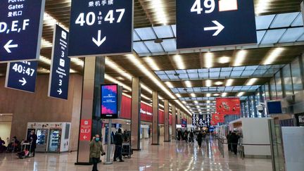 Hall d'un terminal de l'aéroport d'Orly, à Paris, le 28 novembre 2021. (NICOLAS GUYONNET / HANS LUCAS / AFP)