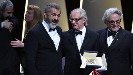 Ken Loach, Palme d'or, entouré de Mel Gibsons et George Miller, président du jury 
 (ALBERTO PIZZOLI / AFP)