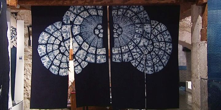 Teintures présentées pour l'exposition "Indigo quand tu nous tiens..." à la Maison de l'Artisanat et des Métiers d'Art de Marseille
 (France 3 / Culturebox)