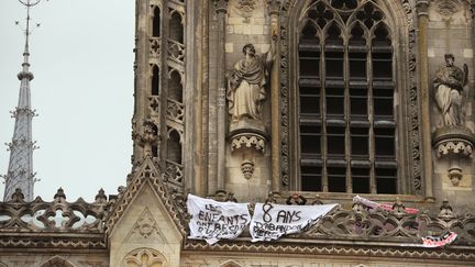 Des banderoles sont d&eacute;ploy&eacute;es, le 10 mai 2013, sur une terrasse de la cath&eacute;drale d'Orl&eacute;ans, par quatre p&egrave;res&nbsp;pour d&eacute;noncer des probl&egrave;mes de garde d'enfants &agrave; la suite de s&eacute;parations. (ALAIN JOCARD / AFP)