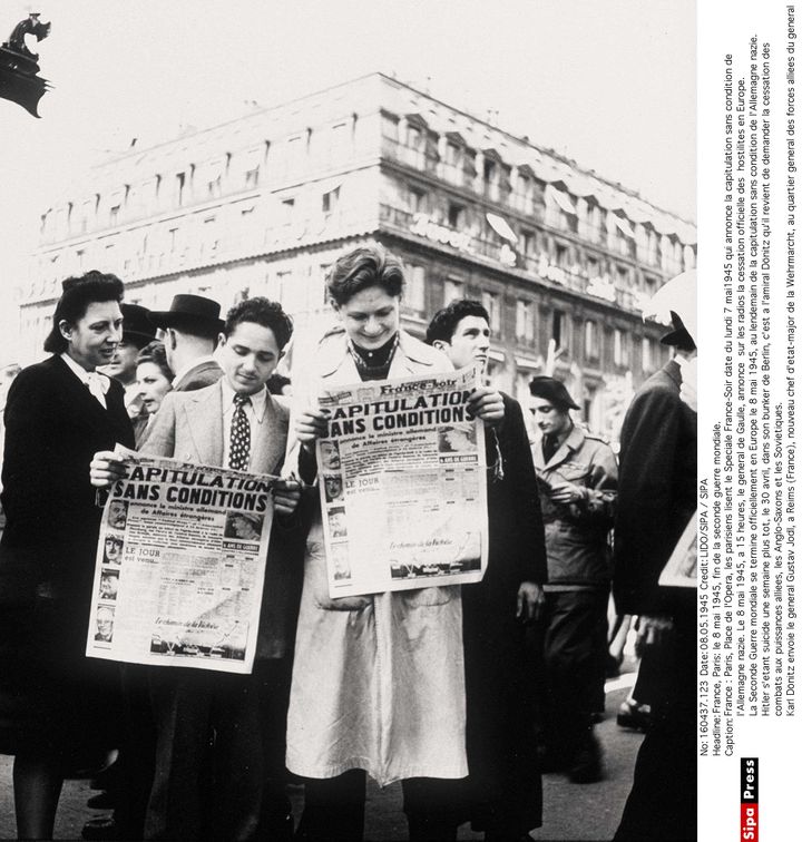 Des Parisiens lisent l'&eacute;dition sp&eacute;ciale de "France-Soir" dat&eacute;e du lundi 7 mai 1945, qui annonce la capitulation sans condition de l'Allemagne nazie. (LIDO / SIPA)