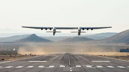 L'avion de la société américaine Stratolaunch, le 13 avril 2019 en Californie. (HANDOUT / STRATOLAUNCH SYSTEMS CORP)