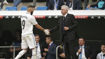 Karim Benzema et Carlo Ancelotti lors de Real Madrid-FC Barcelone en Liga le 16 octobre 2022. (BURAK AKBULUT / ANADOLU AGENCY / AFP)