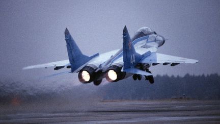 Un MIG-29, appareil de fabrication russe constituant l'essentiel de la flotte ukrainienne, lors d'un show aérien dans la région de Moscou (Russie), en 1992. (VLADIMIR VYATKIN / SPUTNIK VIA AFP)