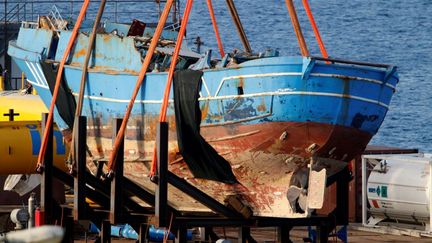 C'est le pire nauffrage survenu en Méditerranée depuis des décennies. Le chalutier repêché par la marine italienne le 1 Juillet 2016 au large de Melili en Sicile gisait par 370 mètres de fond. Il avait sombré dans la nuit du 18 au 19 Avril 2015, avec 800 migrants à bord. Il n'y avait eu que 28 survivants. Cinquante corps de victimes avaient été repêchés le jour du drame. La marine italienne a pu récupérer plus de 169 corps sur et autour de l'épave qu'elle vient de remonter à la surface. Le coque pourrait contenir entre 200 et 350 cadavres en décomposition, voire plus. Les pompiers, en combinaison et équipés de masques à gaz, auront la lourde tâche de les extraire, afin qu'une équipe de médecins-légistes puissent effectuer tous les relevés possibles pour leur rendre une identité, avant qu'ils ne soient enterrés en sicile.