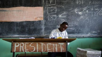 Un fonctionnaire dans un bureau de vote à Lubumbashi, en République démocratique du Congo (RDC), le 29 novembre 2011. La présidentielle de cette année-là a été entachée d'irrégularités et marquée par des violences meurtrières. (AFP PHOTO / PHIL MOORE)