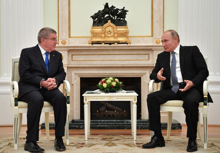 Le président russe, Vladimir Poutine, s'entretient avec le président du Comité international olympique, Thomas Bach, lors d'une rencontre au Kremlin à Moscou, le 15 juillet 2018. (YURI KADOBNOV / AFP)