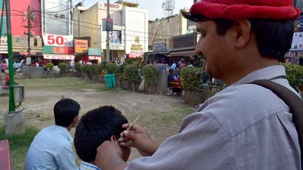 Raj Kapoor vient du Rajasthan. Son métier dans la capitale est loin d’être commun pour un Européen: il nettoie les oreilles des passants. Dans son turban rouge, il a coincé le coton qu’il place au bout de sa tige. A 25 centimes la paire d’oreilles, Raj peine à amasser ses 10 euros mensuels.  (Amanda Jacquel)