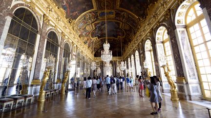 Des visiteurs parcourent la Galerie des glaces, le 24 juin 2014, dans le château de Versailles (Yvelines).&nbsp; (BERTRAND GUAY / AFP)