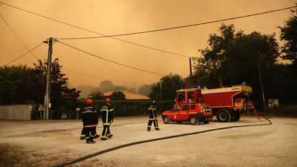 Les pompiers prennent position à Cazaux le 14 juillet 2022 lors de l'évacuation de la ville en raison de l'incendie de la forêt de La Teste-de-Buch. (THIBAUD MORITZ / AFP)