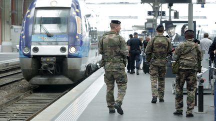 Patrouille de surveillance &agrave; la gare du Nord de Paris, apr&egrave;s l'attaque dans le Thalys, le 23 ao&ucirc;t 2015. (  MAXPPP)