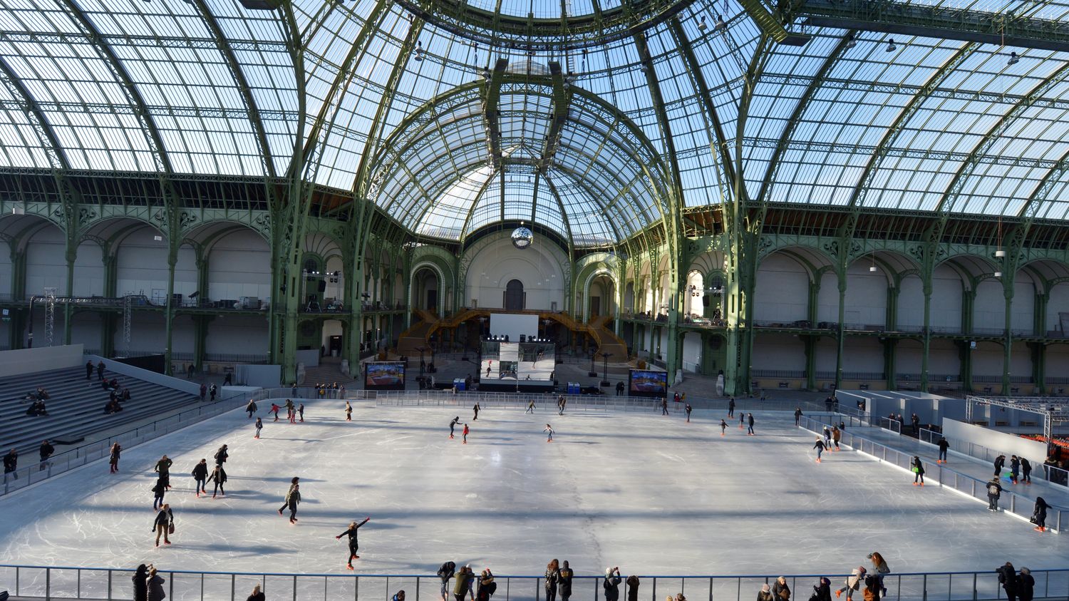 VIDEO. La plus grande patinoire du monde au Grand Palais