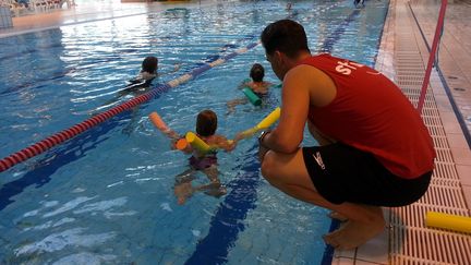 Une leçon de natation dans une piscine à Caen (Calvados). (OLIVIER DUC / RADIO FRANCE)