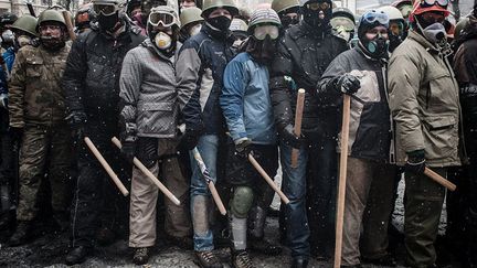 Tout a commencé par quelques tweets appelant à manifester sur la place Maïdan à Kiev. Des étudiants voulaient exprimer leur colère à la suite du refus du président Ianoukovitch de signer un accord d’association avec l’UE pour lui préférer l’Union eurasienne de Poutine. Cela s’est transformé en révolution avec la fuite du président corrompu. Puis la Russie a annexé la Crimée. Et désormais, c’est l’Ukraine qui se décompose. VOIR LES REPORTAGES
 (Guillaume HERBAUT / Institute   http://www.guillaume-herbaut.com/en/oeil-public/)