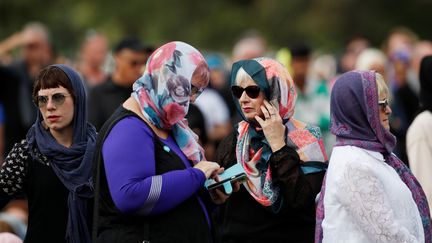 Des femmes néo-zélandaises arborent le voile en hommage aux victimes des attentats de Christchurch (Nouvelle-Zélande), le 22 mars 2019. (JORGE SILVA / REUTERS)