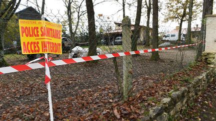 Des mesures de confinement et de sécurité&nbsp;prises autour d'une maison de Biras (Dordogne), le 25 novembre 2015, après la détection d'un cas de H5N1. (MEHDI FEDOUACH / AFP)