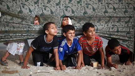 Un autre instructeur, Abou Mohammad, souligne qu'il n'y a «pas besoin d'enfants pour affronter l'ennemi. Mais nous les entraînons à se battre, à faire face au danger et à la peur des bombardements et des explosions». (AFP PHOTO / MOHAMMED ABED)