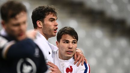 Les Français Damian Penaud et Antoine Dupont lors du match France-Ecosse du Tournoi des six nations, le 26 mars 2021, au Stade de France (Seine-Saint-Denis). (ANNE-CHRISTINE POUJOULAT / AFP)