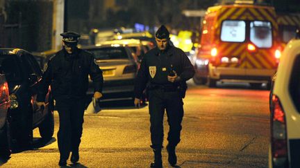 Des policiers quadrillent le quartier de la C&ocirc;te Pav&eacute;e, &agrave; Toulouse, le 21 mars 2012. (PHILIPPE DESMAZES / AFP)