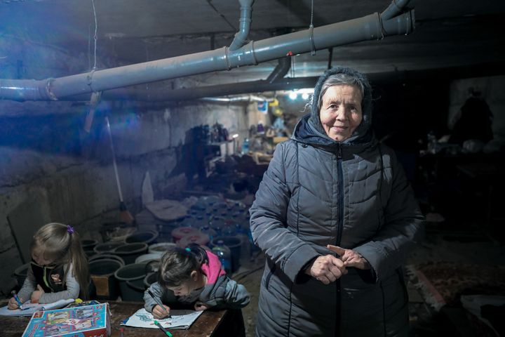 Ludmila, 78 ans, passe toutes ses nuits dans le sous-sol d'une école, à Mikolaiev.&nbsp; (FABIEN LASSERRE / FRANCE TELEVISIONS)