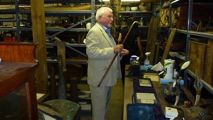 l’adjoint au maire montre une canne ayant appartenu à un général sudiste, une pièce du musée du Far West de la ville.

Comme cet accessoire d’une grande valeur, d’autres reliques de l’histoire américaine vont être vendues aux enchères. Les fonds récoltés épongeront une partie de la dette de la ville en faillite qui ne peut plus payer ses créanciers.

Celle-ci doit rembourser 350 millions de dollars que l’ancien maire a engloutis, pour rénover l’incinérateur d’ordures ménagères. (Stéphane Dubun)