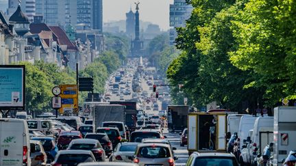 Un embouteillage à Berlin (Allemagne) le 31 mai 2021. (MICHAEL KAPPELER / DPA / AFP)