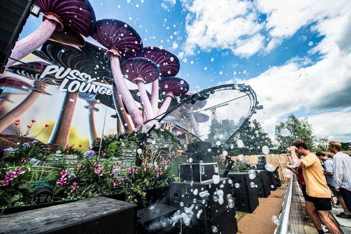 La scène Pussy Lounge lors du premier jour du festival de musique électronique Tomorrowland, vendredi 15 juillet 2022, à Boom. Digne d'un livre de Jules Verne !&nbsp; (JONAS ROOSENS / BELGA MAG)