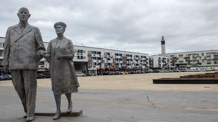 La statue de Charles de Gaulle et d'Yvonne Vendroux,&nbsp;place d'Armes &agrave; Calais (Pas-de-Calais), le 18 mars 2014. (VIOLAINE JAUSSENT / FRANCETV INFO)