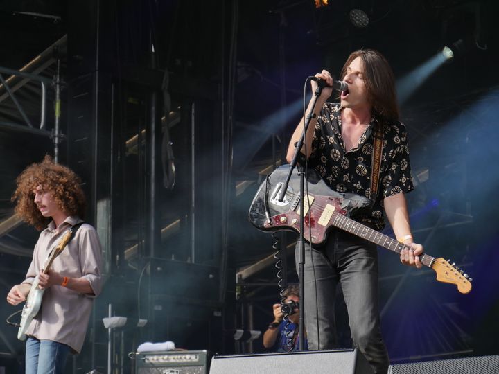 MNNQNS ont réveillé le public de Rock en Seine avec une bonne attitude destroy et les sons qui vont avec ! (Voir notre interview de MNNQNS en vidéo ainsi qu'un slam d'anthologie capturé durant le concert à Rock en Seine)
	 
 (Medhi Weber)