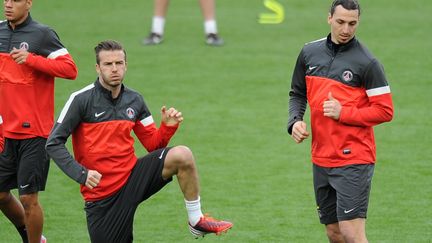 Les joueurs du PSG, dont David Beckham et&nbsp;Zlatan Ibrahimovic,&nbsp;&agrave; l'entra&icirc;nement, au Camp Nou, de Barcelone (Espagne), le 9 avril 2013. (LLUIS GENE / AFP)