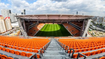 Vue des tribunes du stade d'Ekaterinburg s'élevant à 42 mètres, situées à l'arrière des buts. (MLADEN ANTONOV / AFP)