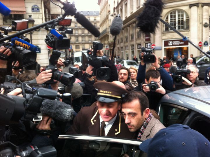 Jérôme Ferrari à son arrivée au restaurant Drouant
 (Laurence Houot/ Culturebox)