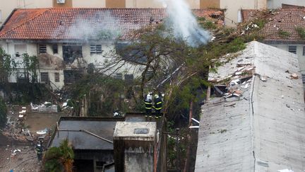 L'avion priv&eacute; d'Eduardo Campos, candidat socialiste &agrave; la pr&eacute;sidentielle au Br&eacute;sil, s'est &eacute;cras&eacute; mercredi 13 ao&ucirc;t sur un gymnase, &agrave; Santos, dans le nord-est du pays. (RICARDO NOGUEIRA / AFP)