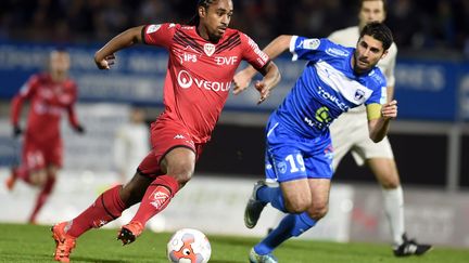 Le capitaine des Chamois Niortais, Jimmy Roye (bleu), au duel avec l'attaquant dijonnais, Wesley Saïd. (MARIE DELAGE / MAXPPP)