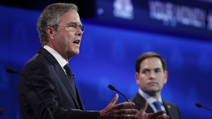 Jeb Bush et Marco Rubio lors d'un d&eacute;bat des candidats r&eacute;publicains &agrave; la Maison Blanche, le 28 octobre 2015, &agrave; Boulder (Colorado, Etats-Unis). (RICK WILKING / REUTERS)