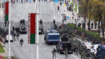 Un cordon militaire s'oppose à plusieurs manifestants réunis à Minsk (Biélorussie), le 25 octobre 2020. (AFP)