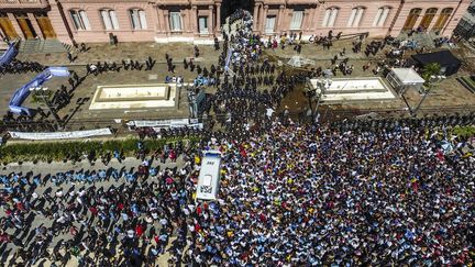 Une foule impressionnante aux abords du palais présidentiel argentin pour rendre un dernier hommage à Diego Maradona jeudi 26 novembre 2020 à Buenos Aires. (LEANDRO BLANCO / TELAM / AFP)